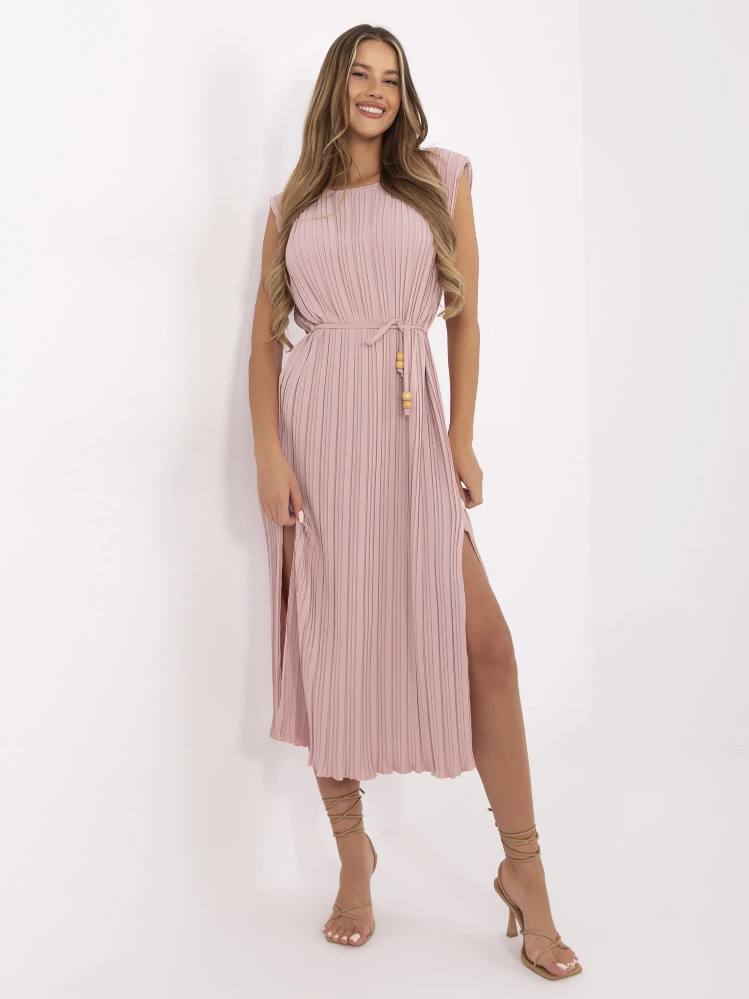 Schmutzig-rosa plissiertes Sommerkleid.