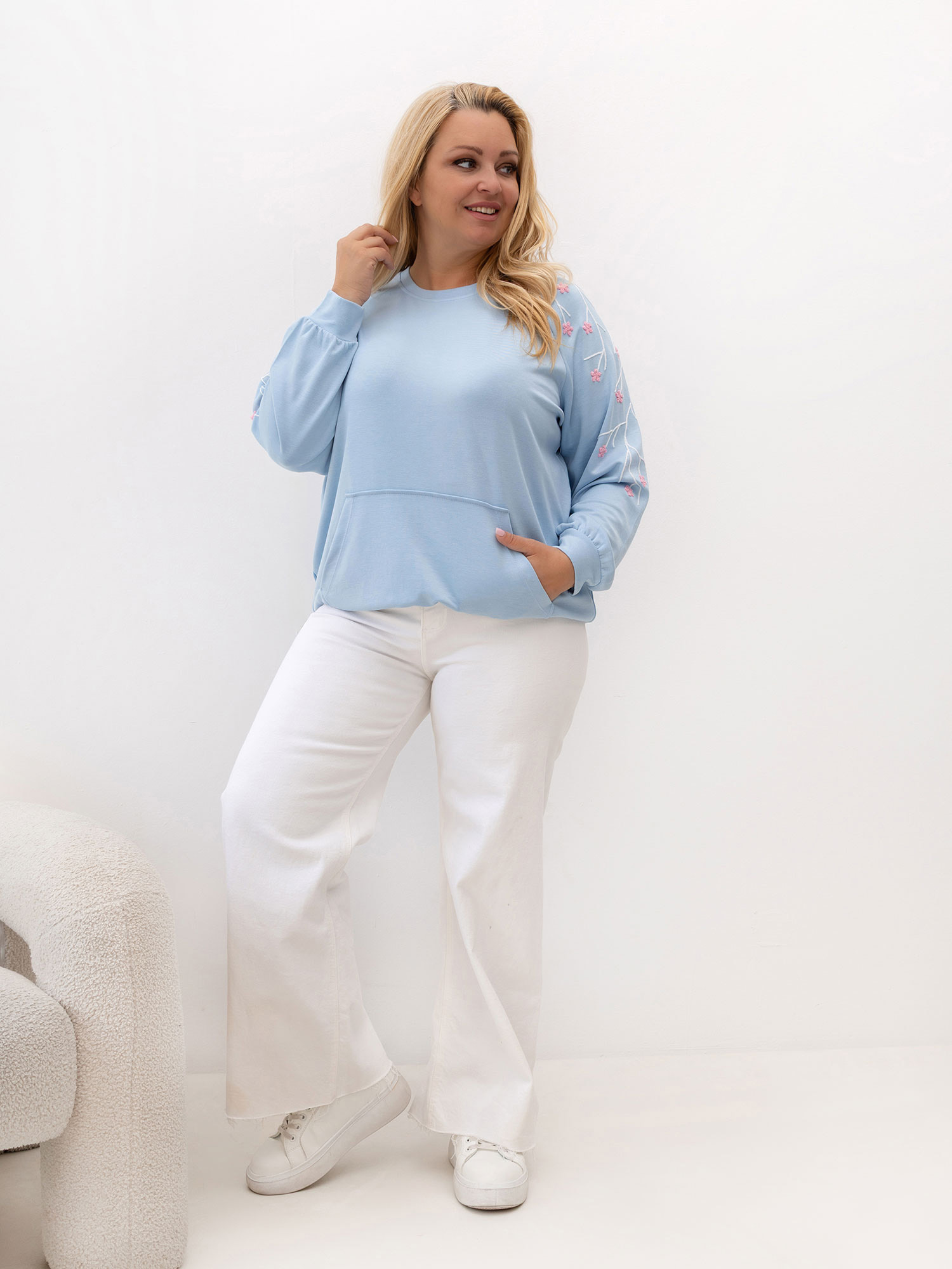 Světlomodrá mikina plus size s květinovou aplikací.