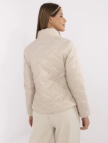 Beige gesteppte Damenjacke mit Stehkragen.