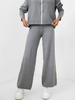 Dunkelgraues Strickensemble mit Hose.
