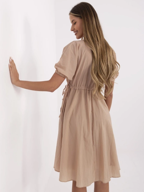 Beżowa ortalionowa sukienka z krótkim rękawem RUE PARIS