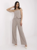 Tmavě béžový elegantní komplet s topem bez rukávů.