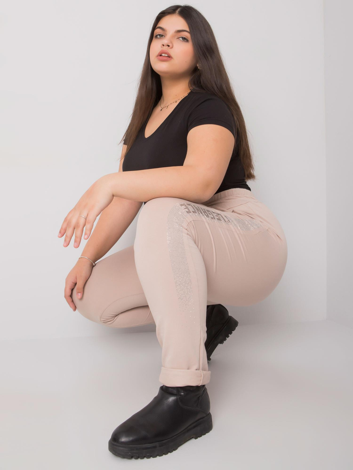 Beżowe spodnie dresowe plus size z aplikacją Aelis
