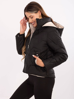 Czarna damska kurtka z odpinanym kapturem