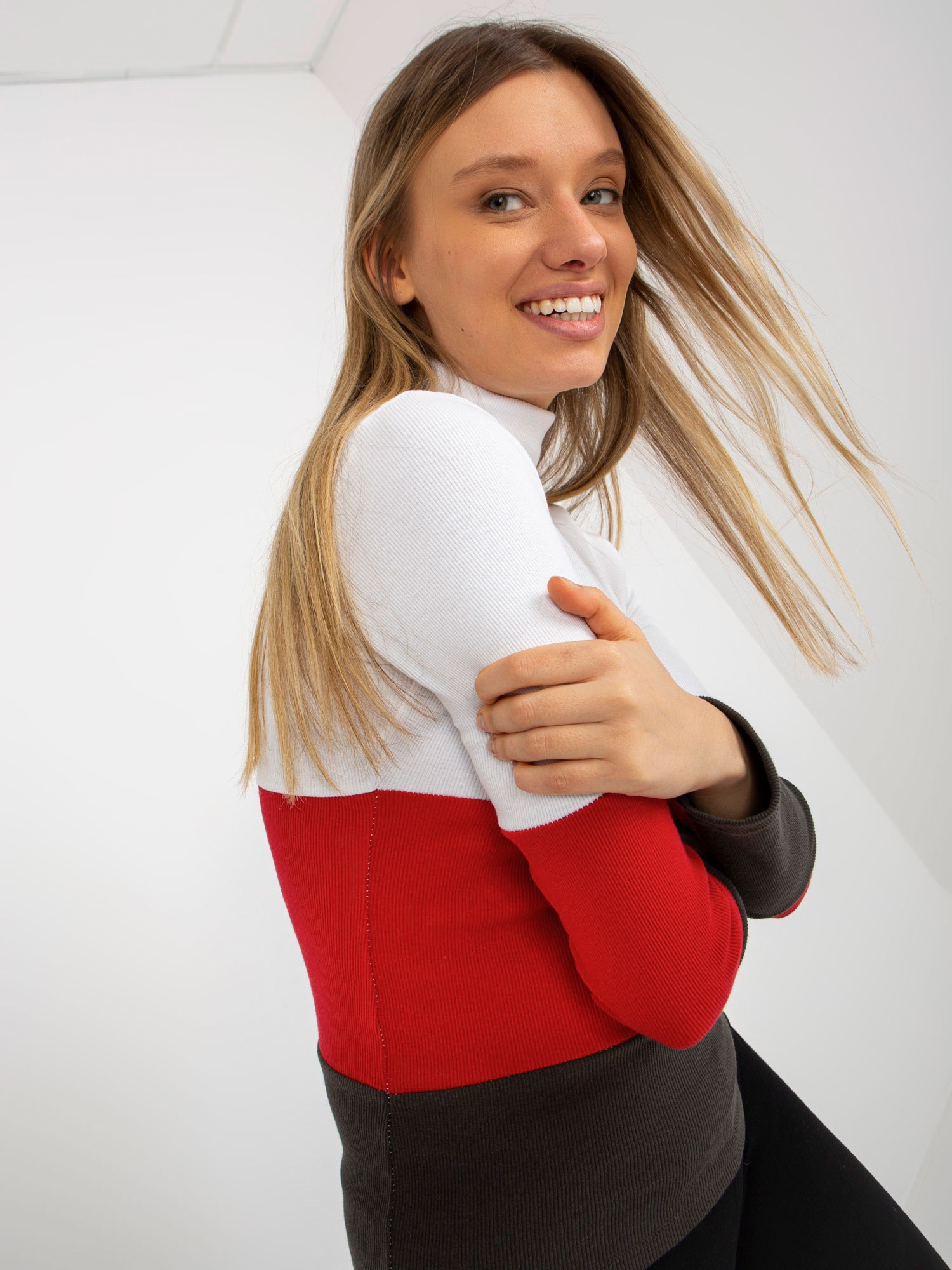 Ecru-khaki dopasowana bluzka basic z golfem w prążek