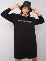 Czarna sukienka z napisem Raina