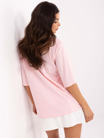 Hurt Jasnoróżowy damski t-shirt oversize z napisami