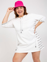 Bílá mini šaty plus size s nápisy.