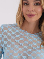 Jasnoniebieska dopasowana bluzka z koronki