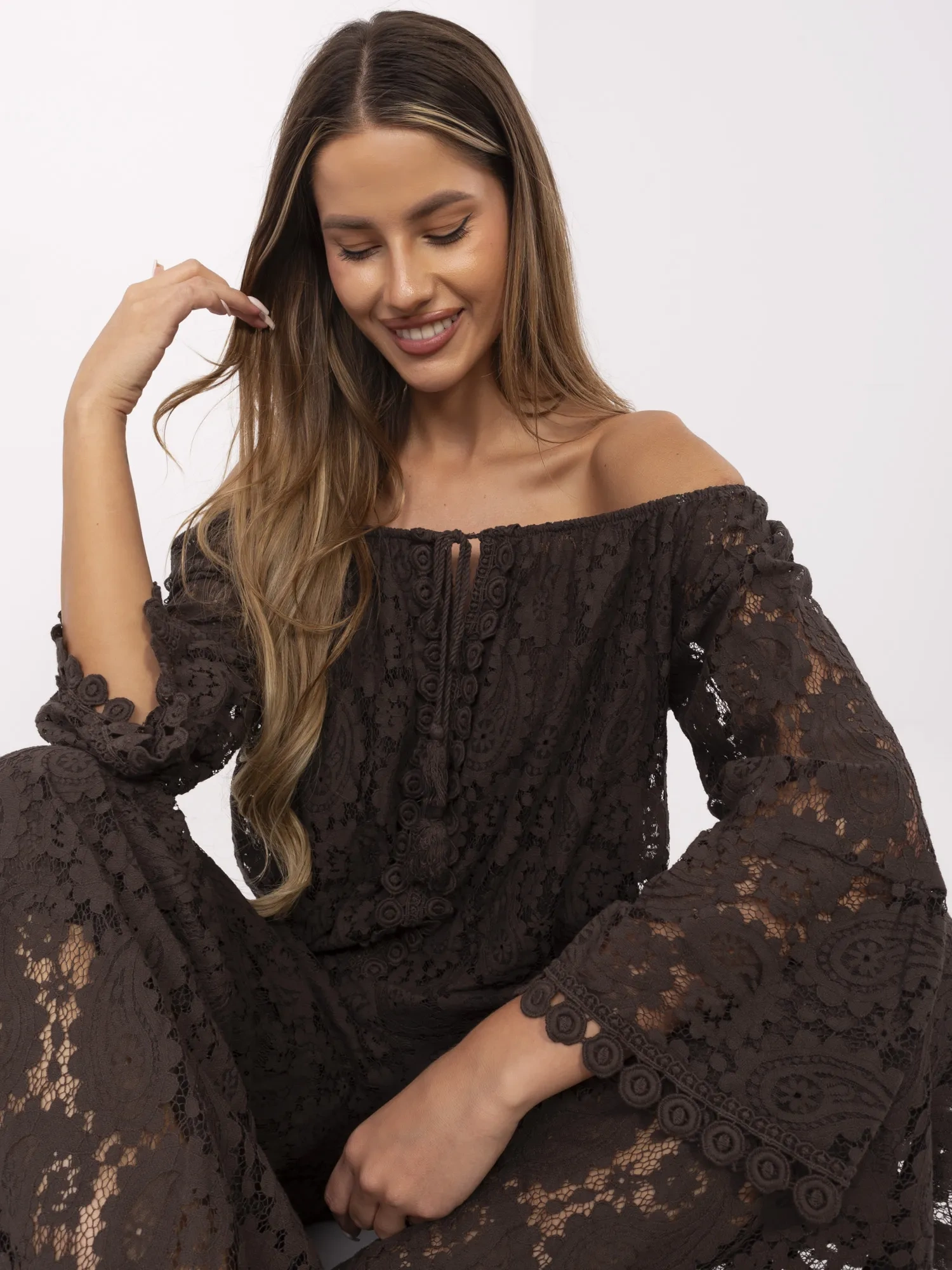 Tmavě hnědá krajková blůza boho.