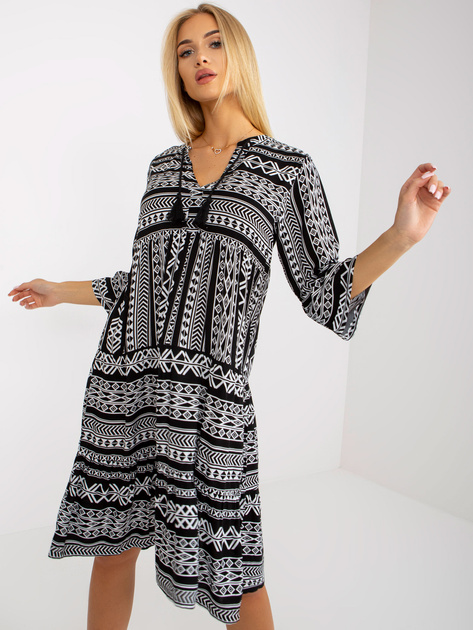 Czarna sukienka we wzory z falbaną i rękawem 3/4