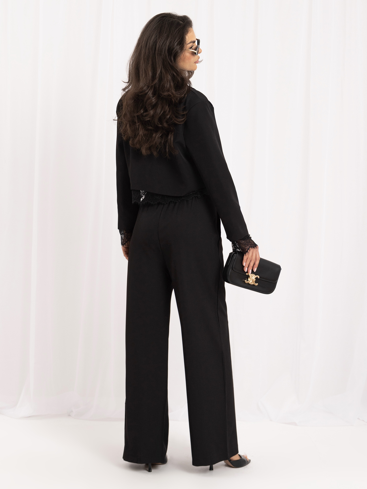 Schwarze elegante Hose mit weitem Bein.