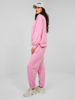 Różowe dresowe spodnie typu joggery