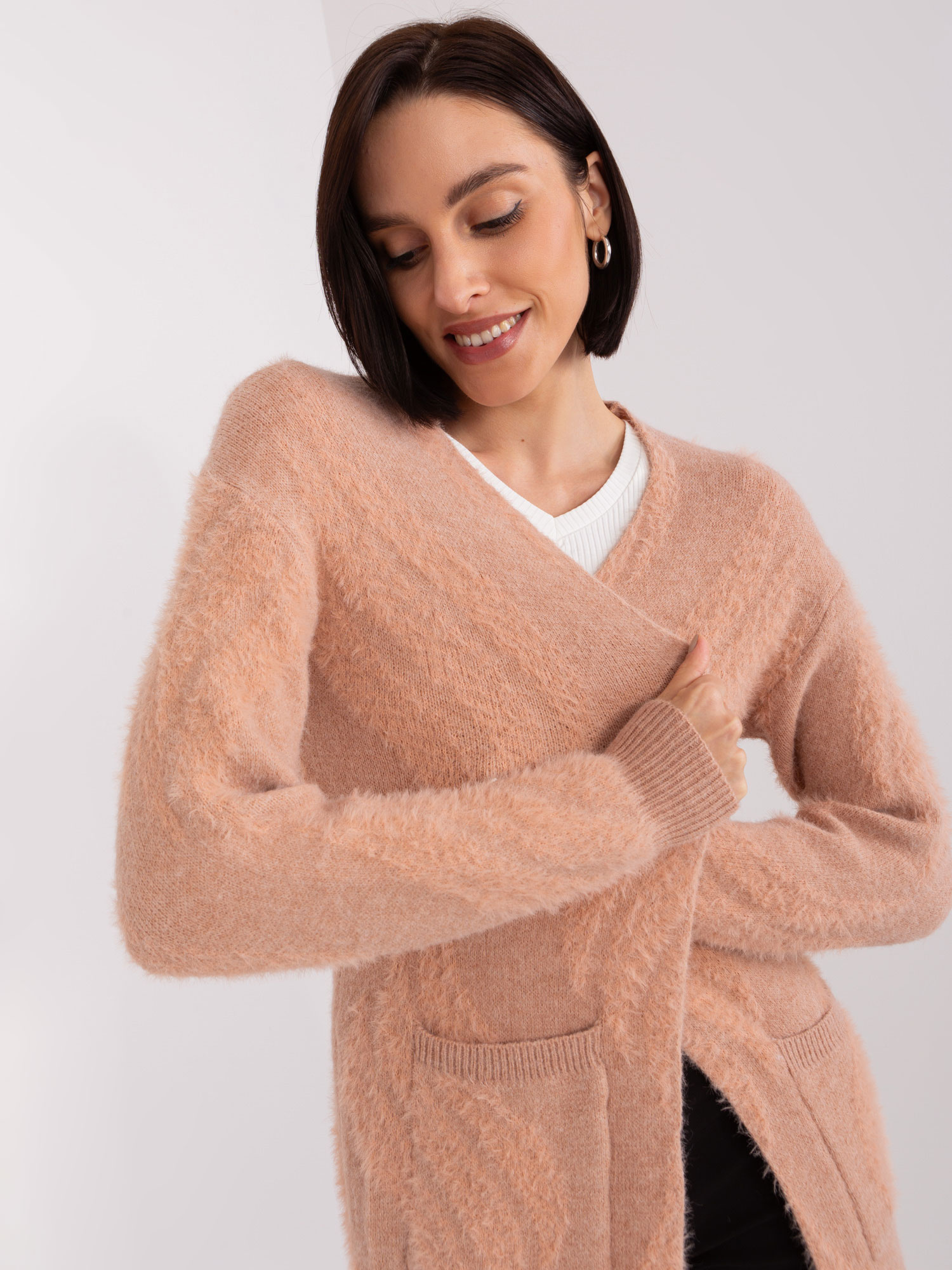 Brzoskwiniowy damski kardigan z kieszeniami