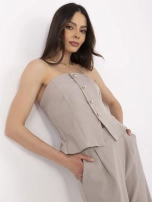 Tmavě béžový elegantní komplet s topem bez rukávů.