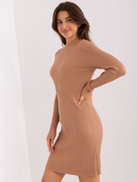 Hurt Camelowa ołówkowa sukienka dzianinowa w prążek