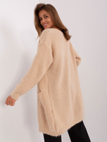 Beige Oversize-Strickjacke.