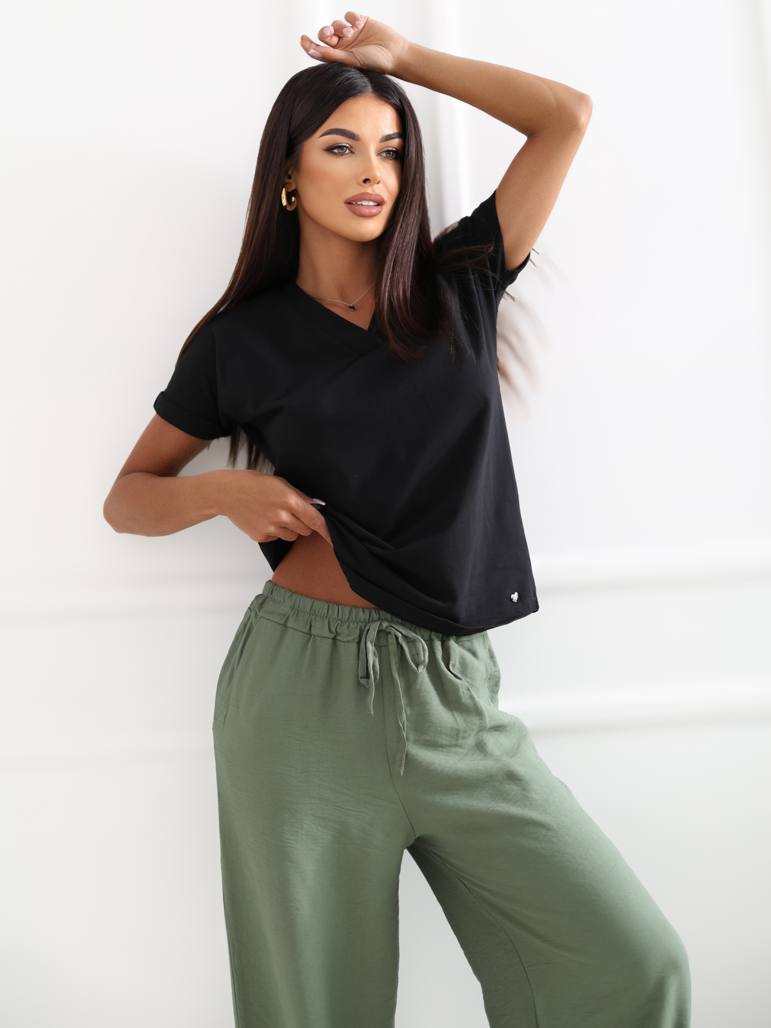Schwarzes einfarbiges Basic-T-Shirt mit V-Ausschnitt Severine.