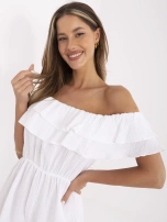 Biały muślinowy kombinezon z falbaną