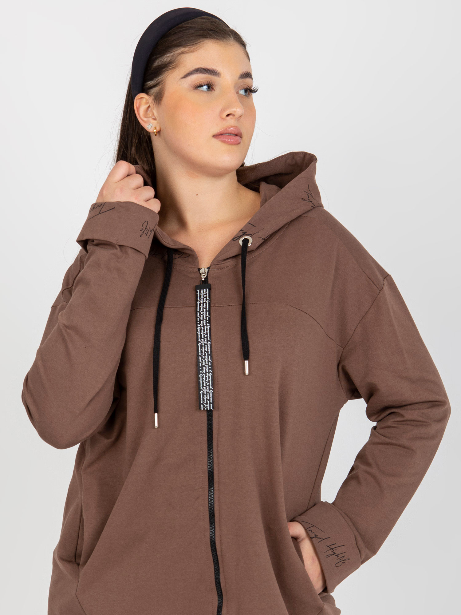 Brązowa rozpinana bluza plus size z kapturem i napisami