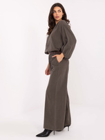 Khaki Corduroyhose mit Gürtel.