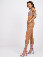 Camelowe spodnie damskie z ekoskóry Porto