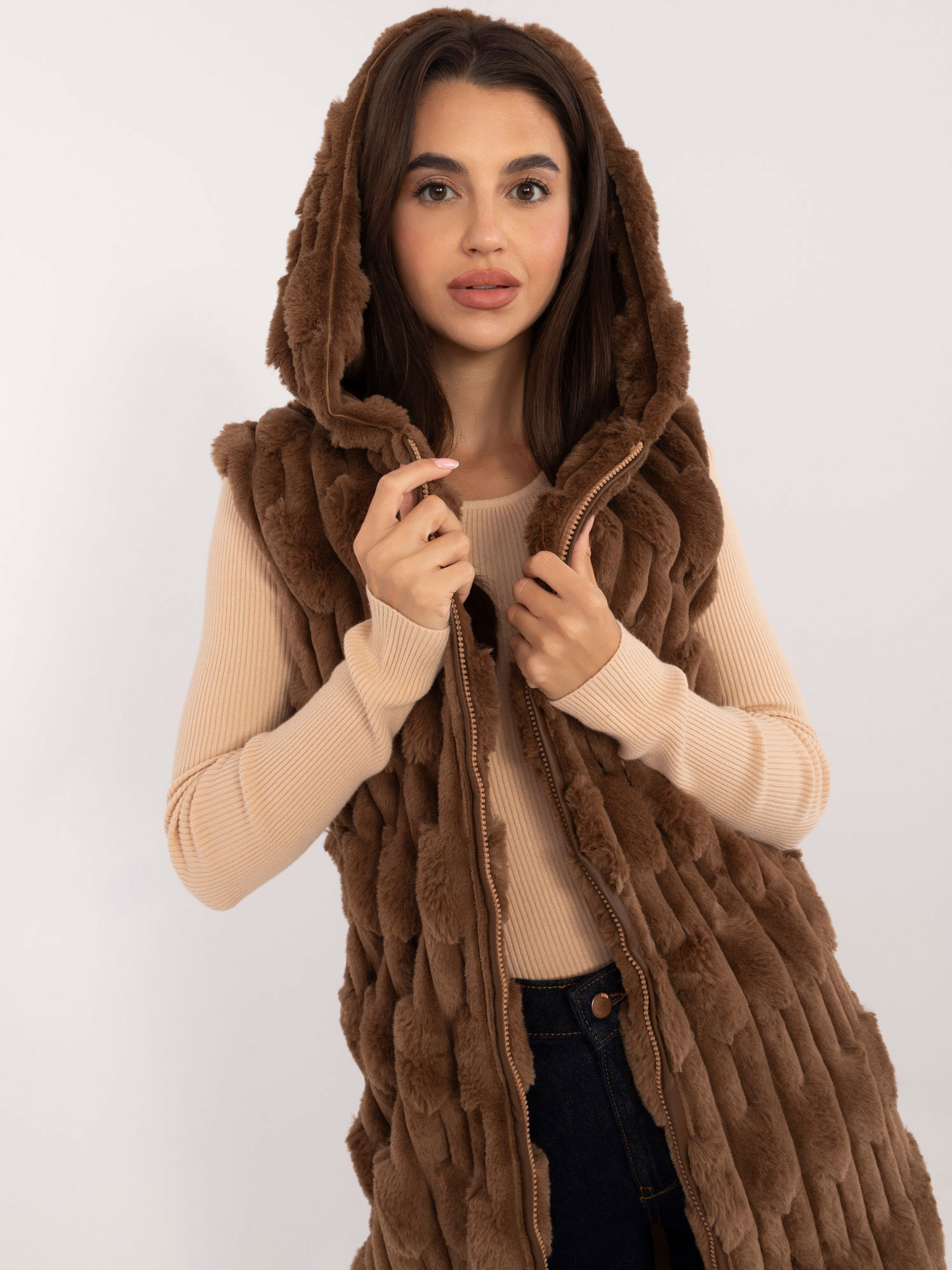 Wholesale Brown fur vest with zipper.
