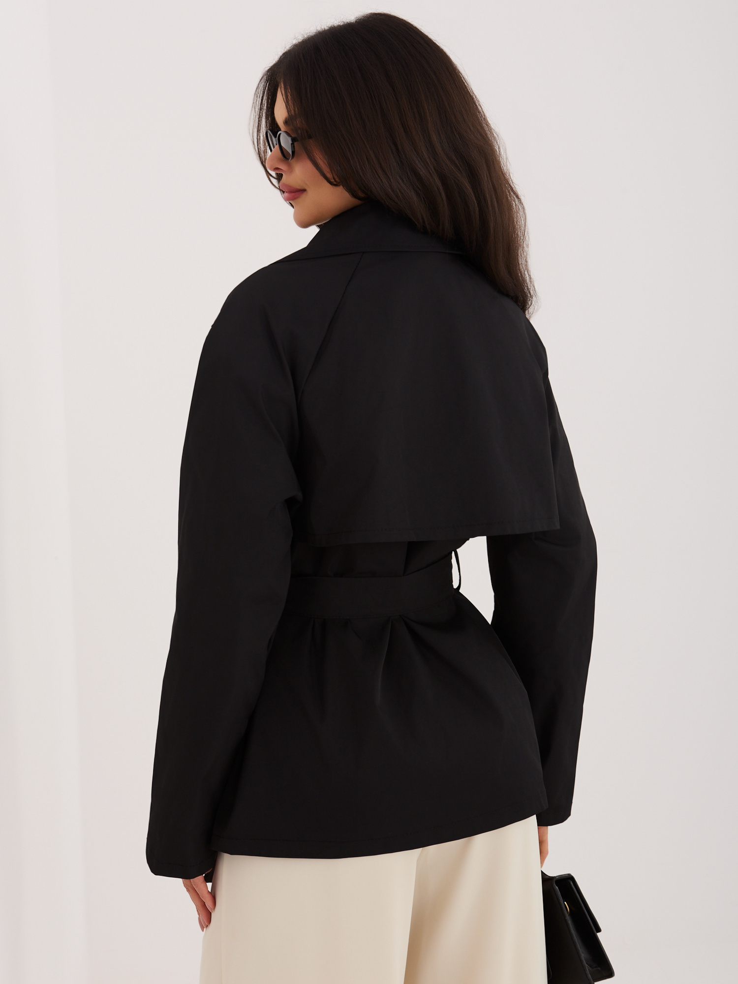 Czarny krótki płaszcz o kroju trencza RUE PARIS 