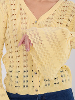 Jasnożółty sweter z ozdobnymi guzikami