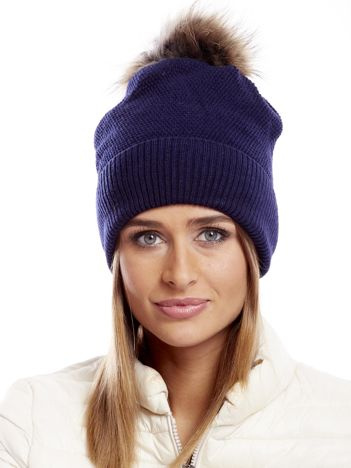 Dunkelblaue Mütze mit breitem Bündchen und felligem Pompon.