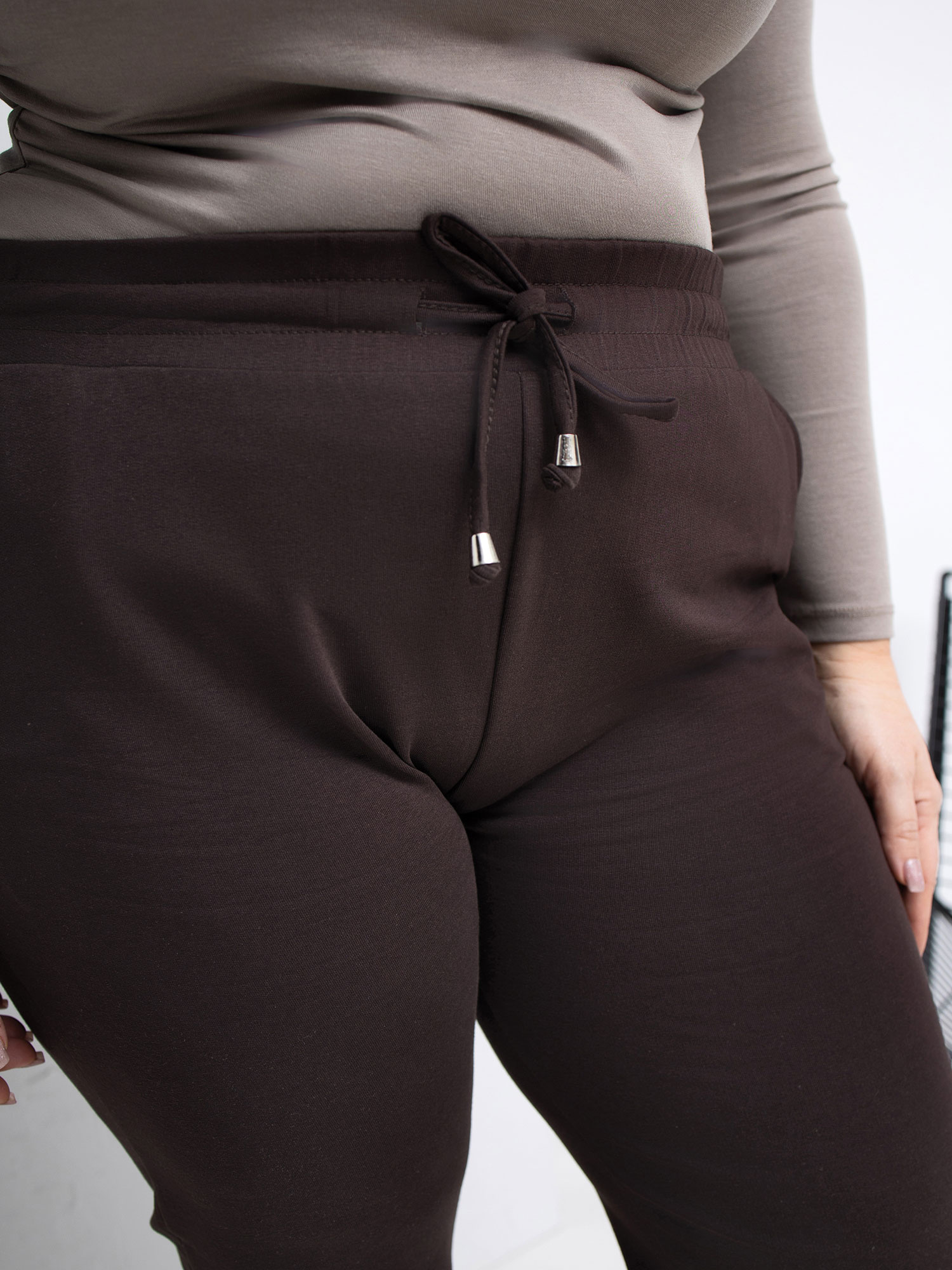 Čokoládové kalhoty plus size se stahovacími gumičkami.