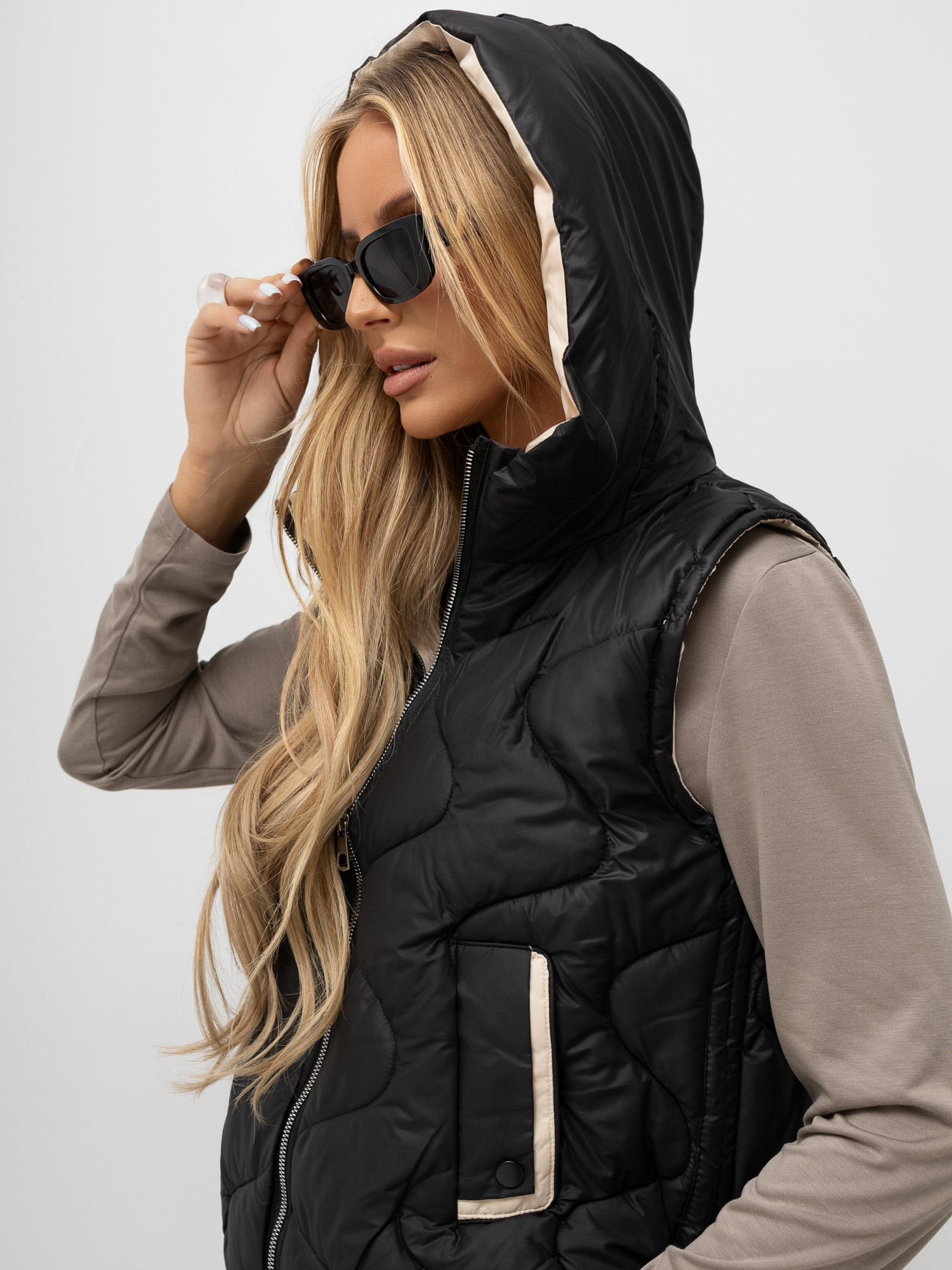 Wholesale Black puffer vest with ribbing.