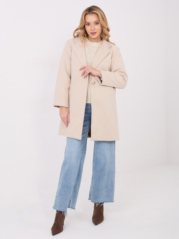 Jasnobeżowy płaszcz z ozdobnym guzikiem 