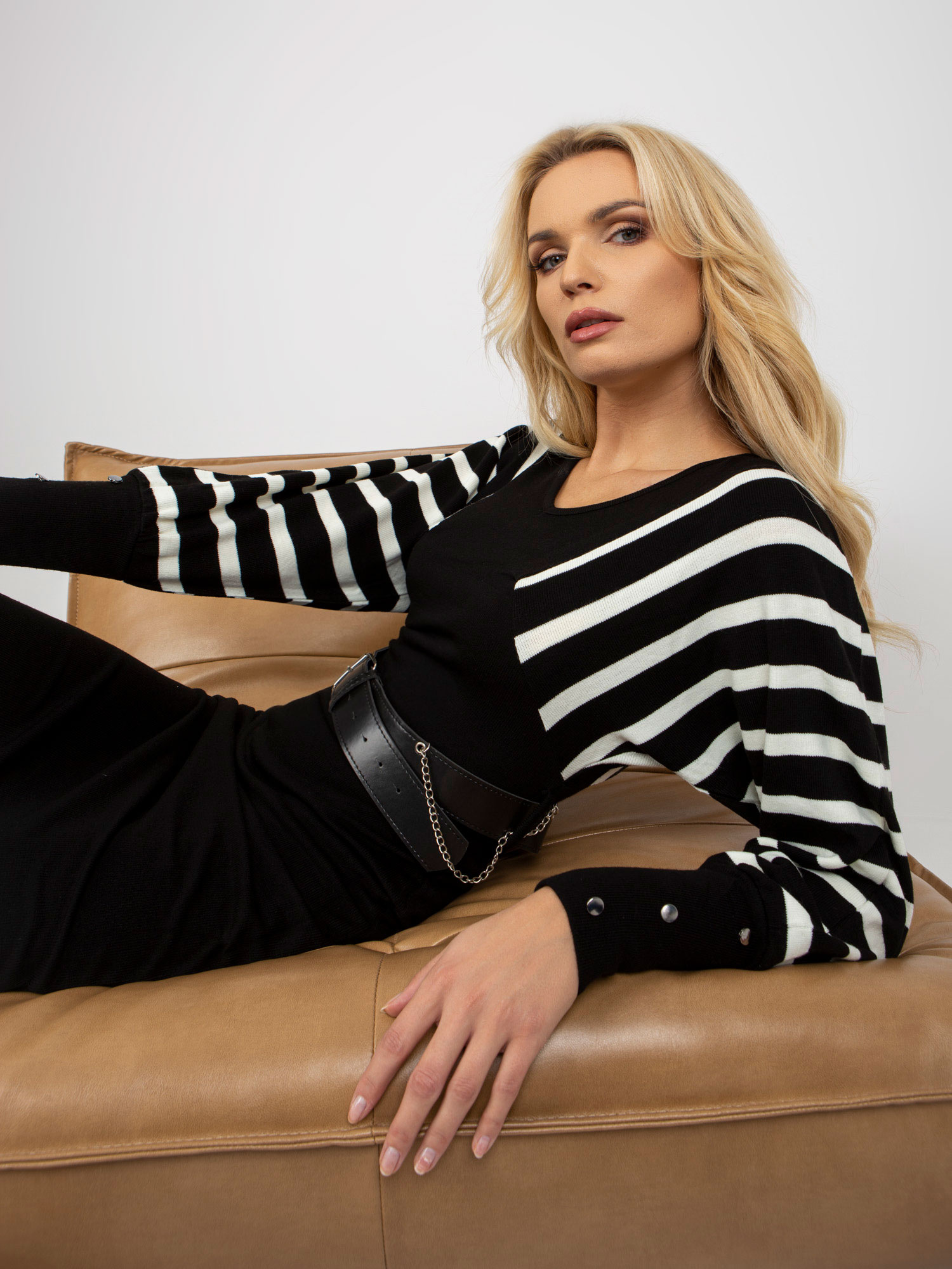 Juoda-balta midi megztinė su V formos iškirpte OCH BELLA.