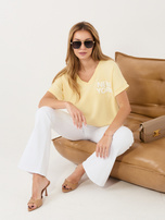 Jasnożółta bluzka oversize z miękkiego materiału