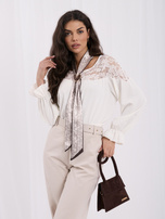 Ecru elegante Bluse mit gemusterter Schal.