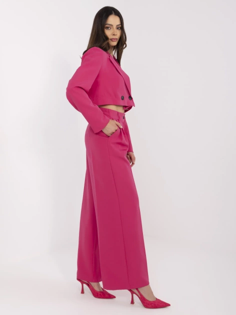 Fuksjowy garnitur z poduszkami na ramionach