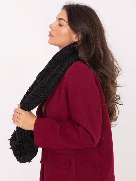 Czarny ciepły szal z pomponami