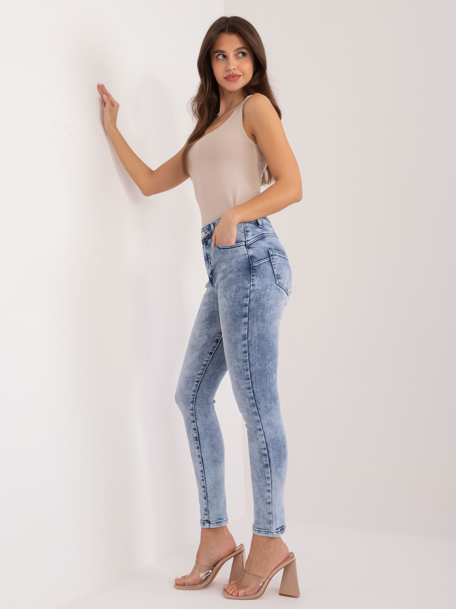 Niebieskie jeansy damskie skinny