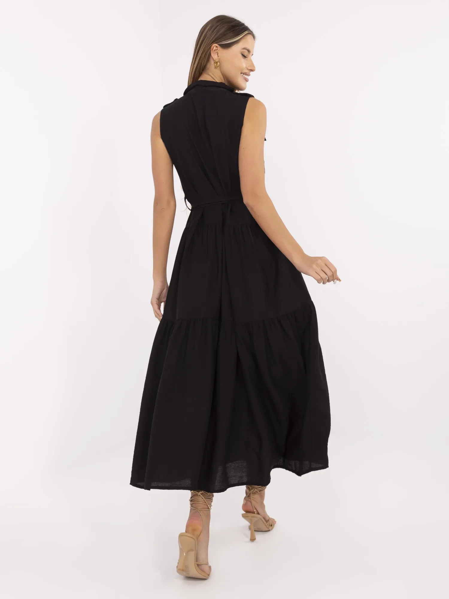 Schwarzes Sommerkleid mit Taschen.