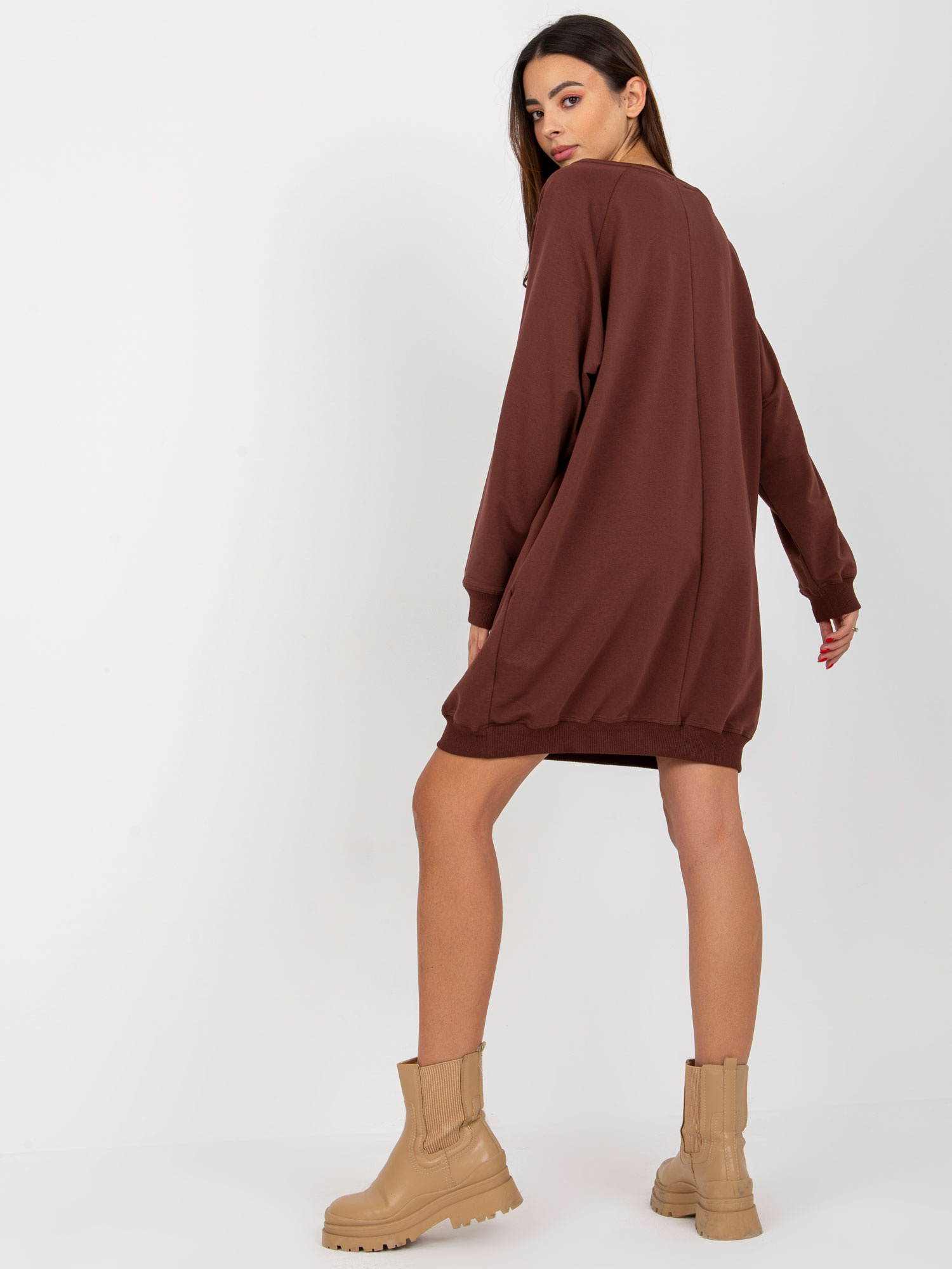 Ciemnobrązowa długa bluza oversize z aplikacją i napisem