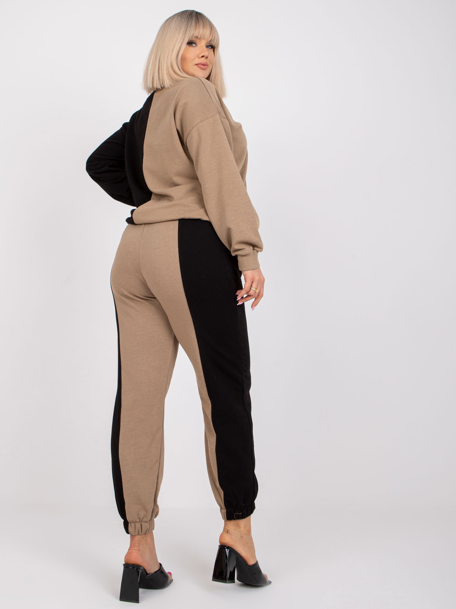 Ciemnobeżowo-czarny komplet dresowy plus size Amishi 