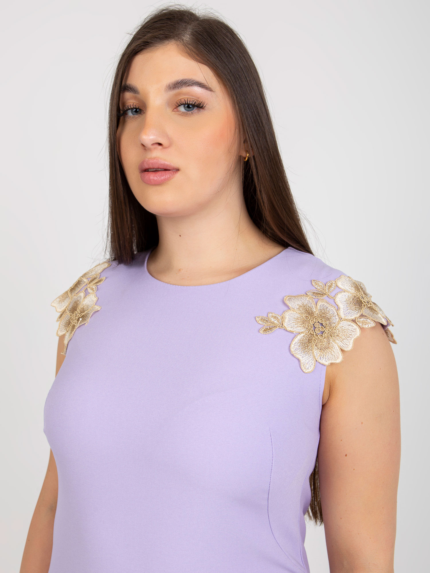 Jasnofioletowa elegancka sukienka plus size z koronką