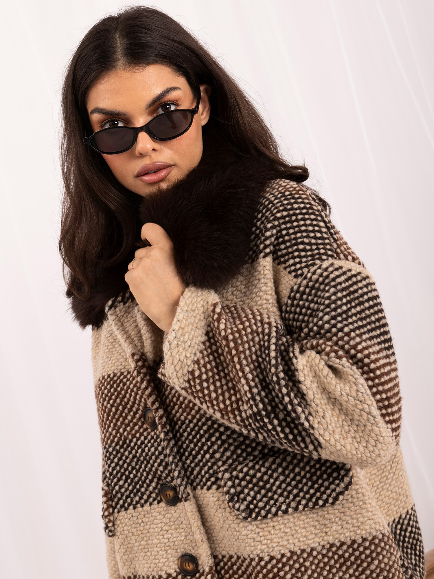 Brauner Damen-Boucle-Mantel mit Pelzkragen.