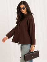 Braune Bluse mit Stehkragen.