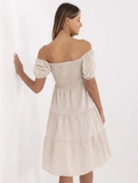 Beige Kleid mit elastischem Raffung.