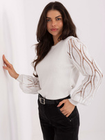Ecru elegancki sweter z ażurowymi rękawami