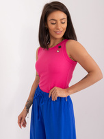 Hurtownia Ciemnoróżowy damski top z ozdobną broszką