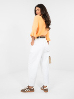 Białe sztruksowe spodnie carrot z kieszeniami 