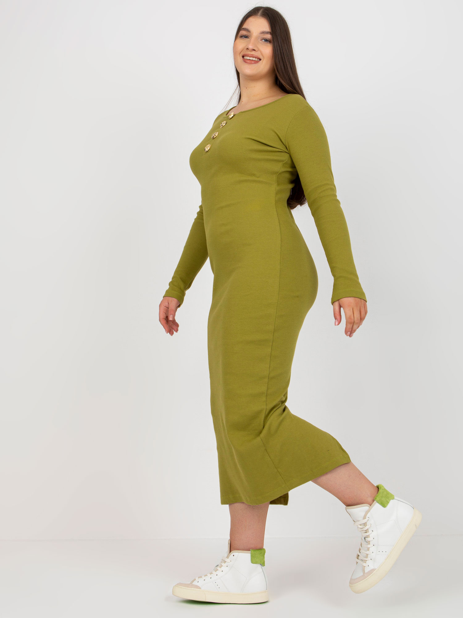 Olivinė dryžuota suknelė plus size su įpjova gale.